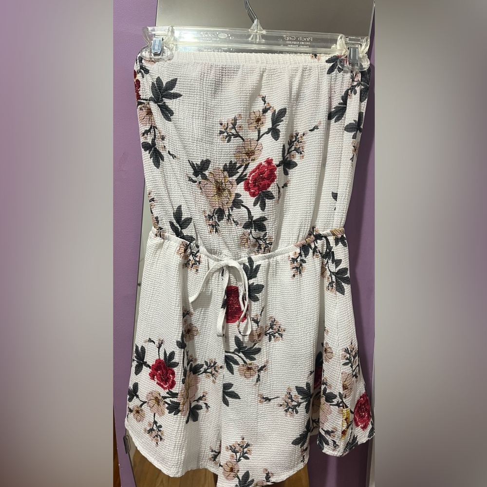 Strapless floral patterned romper